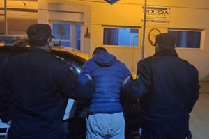 Un joven de 18 años fue detenido mientras que dos se dieron a la fuga en la madrugada, en San Genaro.
CREDITO: Unidad Regional XV.