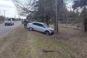 Tras perder el control del rodado, el delincuente estrelló el vehículo contra un poste del tendido eléctrico.