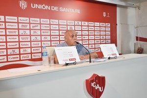 Plata para los players. El presidente de Unión, entre otras cosas, ratificó lo que había publicado el diario de Santa Fe. Si bien hay premios acordados por entrar a las copas y hay premio acordado por partido, decidió sumarle un "bonus" por el mini-ciclo de tres partidos de local de los próximos cuatro. "Habrá premio extra como motivación y recompensa", dijo el presidente tatengue. Crédito: Manuel Fabatía
