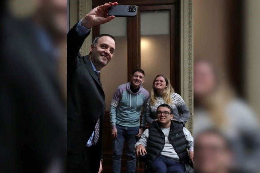 Adorni retrató el momento junto a los jóvenes en su celular.
