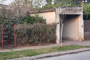 El anciano, que habría estado recostado en su habitación, escuchó los ruidos y salió del cuarto para ver qué ocurría. En ese momento fue sorprendido por el delincuente dentro de su domicilio.