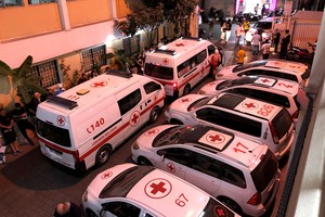 Personas esperan para donar sangre a los heridos en las explosiones de localizadores, en Beirut, Líbano. Créditos: Xinhua/Bilal Jawich.