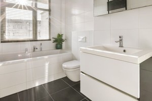 Una solución económica y efectiva: sal gruesa para cuidar la frescura del baño.