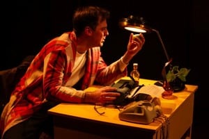 Del actor-personaje emerge otro hombre, que se inserta como el personaje a preparar, que narra una historia: uno de los episodios trágicos que la historia de nuestro país suele silenciar. Foto: Gentileza Leonardo Gregoret