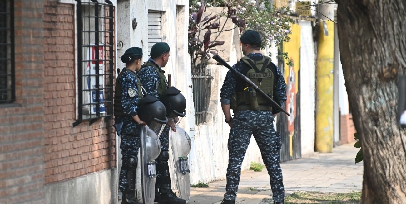 El trabajo de los policías sorprendió a los vecinos del barrio. Foto: Flavio Raina.