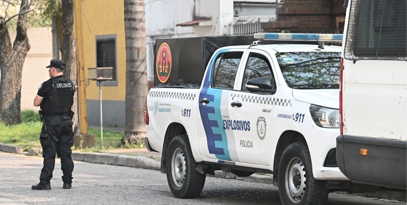 El trabajo de los policías sorprendió a los vecinos del barrio. Foto: Flavio Raina.