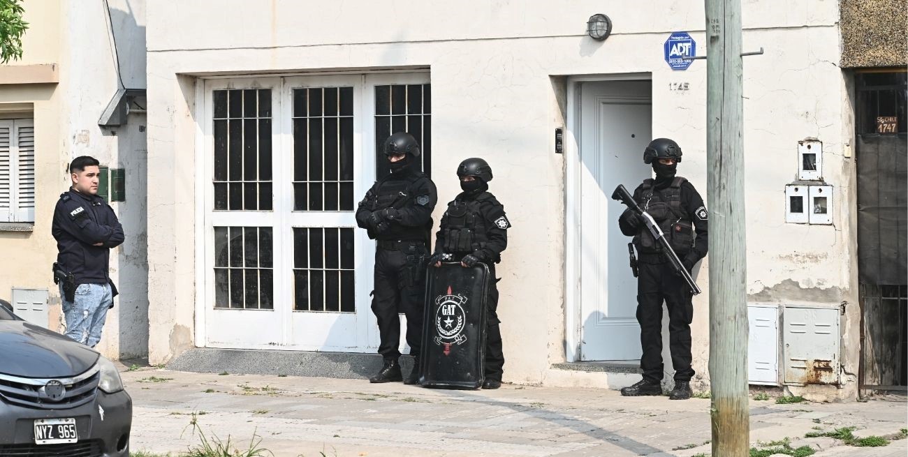 El trabajo de los policías sorprendió a los vecinos del barrio. Foto: Flavio Raina.