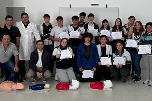 La Resucitación Cardiopulmonar (RCP) es una técnica o maniobra que tiene como fin restaurar la respiración y la circulación sanguínea de la persona que deja de respirar. En tanto, la desfibrilación es una maniobra de RCP en las que se usa un desfibrilador externo automático (DEA).