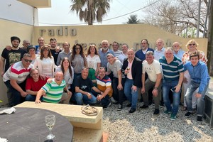Todo el equipo de LT23 celebrando las seis décadas de la emisora, que es parte de la vida cotidiana de San Genaro. Crédito: Santiago Albelo.