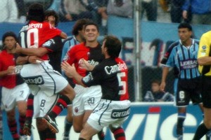 En 2005, Colón brilló en la cancha de Almagro al golear 5-0, destacando un inolvidable gol del peruano Vargas.