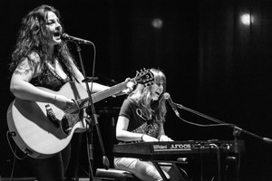 Fulanas, dúo integrado por Fabiana Paulón en voz y guitarra y Sofía Angeloni en piano y coros