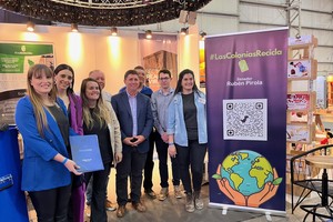 En el espacio Juntos y en Positivo, se llevó a cabo el lanzamiento del proyecto #LasColoniasRecicla, y la firma de los primeros cuatro convenios entre el senador Rubén Pirola y los gobierno locales de San Jerónimo Norte, Humboldt, San Carlos Norte y Colonia San José.
Foto: Gentileza