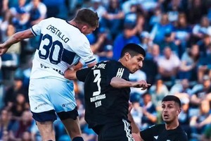 Parece pero no. Castillo, el delantero de Gimnasia, le gana en el salto al zaguero Caro Torres, de Riestra, pero su cabezazo no traerá consecuencias. Crédito: Gentileza.