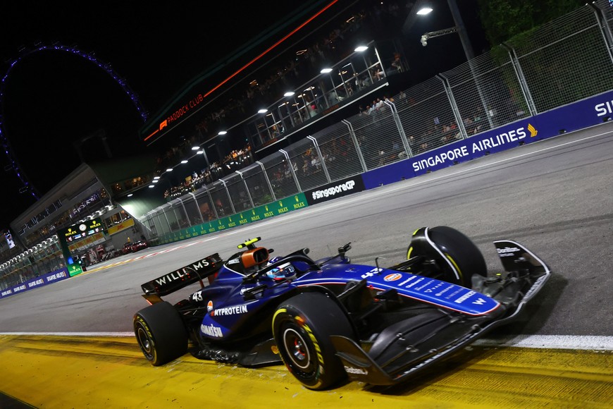 Franco Colapinto en acción con su Williams durante la carrera del Gran Premio de Singapur - Marina Bay Street Circuit de la F1. Foto: REUTERS / Edgar Su.