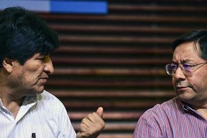 Inhabilitado judicialmente para ser nuevamente candidato, el líder indígena acusa a su ex ministro de Economía de aliarse con los jueces y el poder electoral para impedir que compita de nuevo por la presidencia.