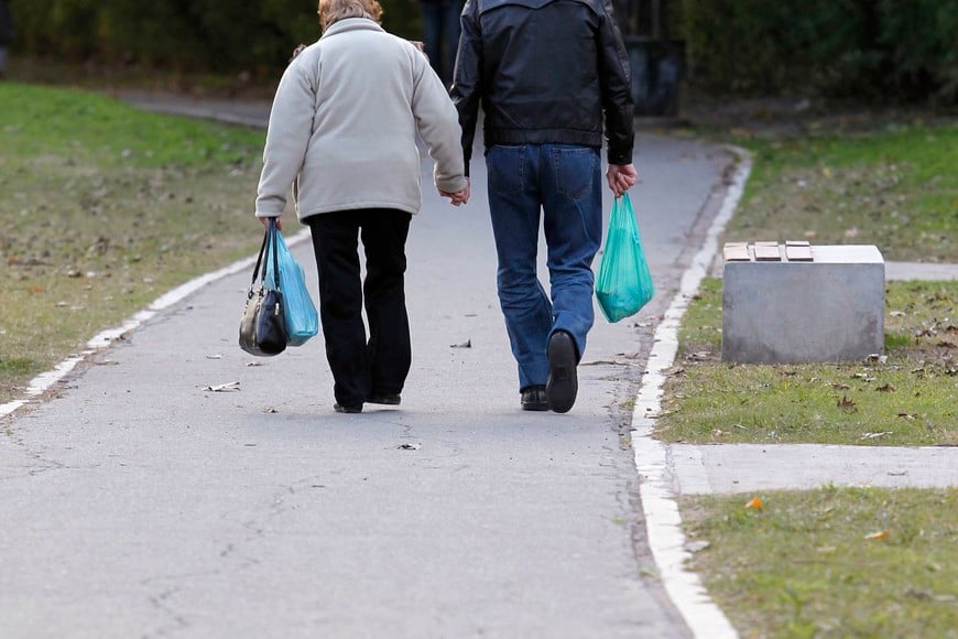 An elderly couple walks in a public park in Buenos Aires June 9, 2011. Hundreds of thousands of retirees are suing the Argentine state over their meager retirement benefits, which have failed to keep pace with inflation. At stake in the escalating legal battle is whether the government can keep siphoning money from the ANSES state pension agency. President Cristina Fernandez's government has used ANSES to fund everything from laptops for schoolchildren to the Treasury itself after she nationalized the pension system in 2008.   REUTERS/Enrique Marcarian (ARGENTINA - Tags: POLITICS SOCIETY EMPLOYMENT BUSINESS) buenos aires  pareja de jubilados paseando por un parque jubilacion jubilados tercera edad