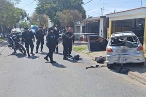 En cuestión de segundos, hicieron bajar al conductor del Peugeot 206; uno de los asaltantes ocupó su lugar y los otros se subieron al Renault Captur y se dieron a la fuga a toda velocidad por calle Los Andes, hacia el sur.