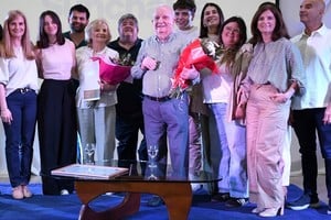 El Centro Comercial Industrial y de la Producción y la Comisión de Mujeres Empresarias, junto al intendente Pablo Pinotti, otorgaron el reconocimiento de "Ciudadano Ilustre de la Ciudad de Sunchales".
