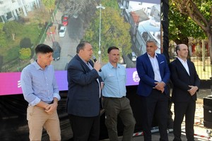 Las autoridades políticas durante el acto de apertura de sobres.