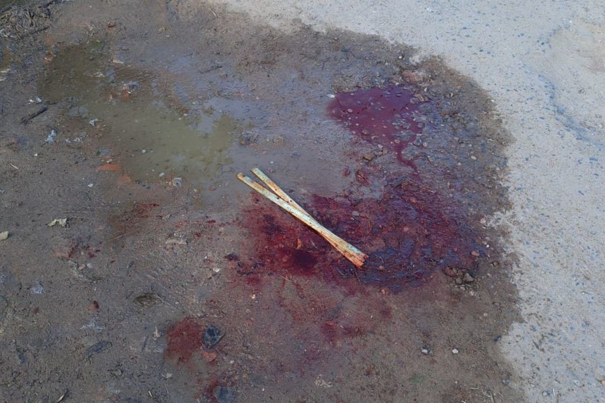 Los rastros de sangre quedaron en la calle del barrio San José.