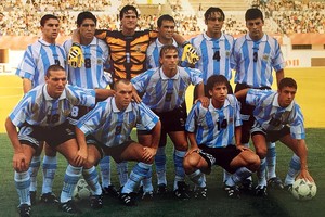 La selección argentina campeona mundial juvenil de 1997, dirigida por José Pekerman, que contó en sus filas a jugadores como Walter Samuel (parado, primero de derecha a izquierda), Pablo Aimar (agachado debajo) y Lionel Scaloni (abajo, primero de izquierda a derecha).