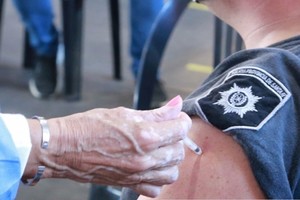 Comenzará la vacunación contra el dengue para el personal policial de entre 20 y 39 años.