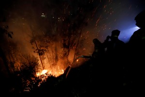 (240924) -- QUITO, 24 septiembre, 2024 (Xinhua) -- Elementos del Cuerpo de Bomberos de Quito laboran en la extinción de un incendio forestal cerca de una zona residencial, en la ciudad de Quito, capital de Ecuador, el 24 de septiembre de 2024. El presidente de Ecuador, Daniel Noboa, dispuso el martes la movilización de las Fuerzas Armadas para ayudar a contener un voraz incendio forestal en el sector de Guápulo, en el oriente de Quito, la capital del país, el cual llevó a cerrar vías y amenaza a zonas residenciales. (Xinhua/Str) (ic) (dp) (vf)