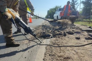 Desde Marcelino Escalada hasta Colonia Silva, una cuadrilla de operarios y equipos viales del 7º Distrito Santa Fe prosigue con la pavimentación de los sectores recuperados con bacheo profundo.