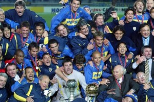 "Vuelve" a ser campeón. La página oficial de la FIFA "obvió" las Copas Intercontinentales obtenidas por Boca en 2000 y 2003 (foto), pero luego enmendó el error explicando la causa por la que en principio no figuraba.