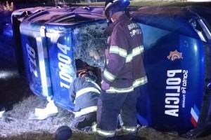 Como consecuencia del vuelco ambos policías fueron trasladados a un centro médico para su atención.