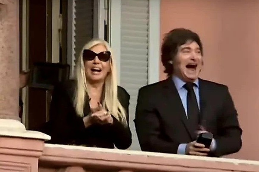 "Milei concluye su puesta en escena de la semana saliendo al balcón de la Casa Rosada con Susana Giménez." Foto: Gentileza