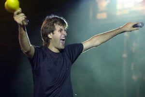 tlam_(crdoba)_09_02_04_los piojos en el cierre de cosquin rock. foto:irma montiel_tlam. festival cosquin rock cordoba recital cantantes grupo los piojos