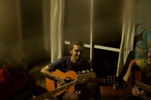 Mate Yacy, agrupación integrada por Federico Denis (bajo, guitarra, voz, udu), Pablo Ignacio Ferreira (voz, guitarra, sintetizadores y percusión), María Inés López (voz y guitarra).