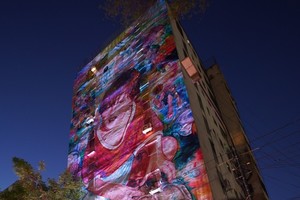 Esta obra de gran formato, realizada en conjunto con la compañía ALBA y los muralistas Lisandro “Lichi” Urteaga, Marlene Zuriaga y Gabriel Griffa, busca rescatar la esencia de Messi en su infancia, retratando al pequeño futbolista que inició su carrera en el Club Abanderado Grandoli. 
Foto: Gentileza