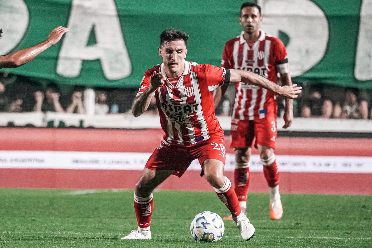 Imprecisiones constantes en el mediocampo que no pudo casi nunca encontrar el partido