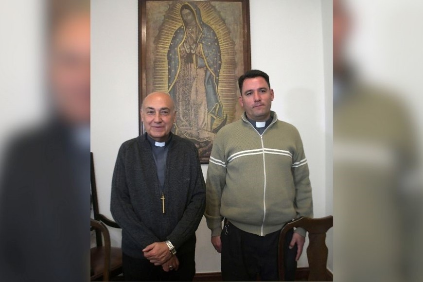 Vecino junto a Mons. Sergio Fenoy. Crédito: Guillermo Di Salvatore.