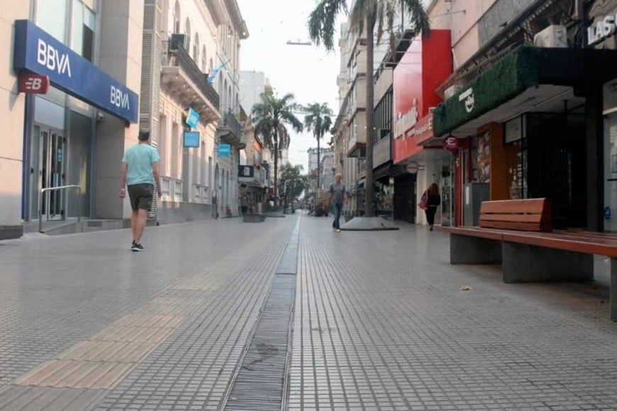 Calles y peatonal vacía. Entre el calor y las celebraciones (patrono de Santa Fe y día del empleado del comercio), se veía poco movimiento en la ciudad. Foto: Guillermo Di Salvatore