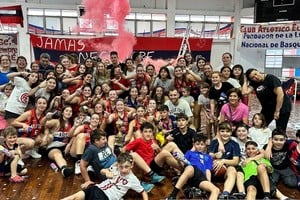 Festejo de toda la familia de Atlético tras el título. Foto: Sur24.