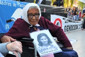 Otilia Acuña era integrante de Madres de Plaza de Mayo de Santa Fe desde su conformación, asistía incansablemente a las marchas con la foto de su hija Nélida, asesinada delante suyo en 1977. Foto: Eduardo Seval.