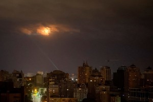 Se ve una explosión en el cielo sobre la ciudad durante un ataque ruso con drones y misiles, en medio del ataque de Rusia contra Ucrania, en Kiev, Ucrania, el 30 de septiembre de 2024. REUTERS