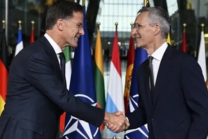 Bruselas. Mark Rutte y Jens Stoltenberg se saludan cordialmente, en la ceremonia de traspaso del mando de la OTAN. Eric Lalmand/AFP/DW 