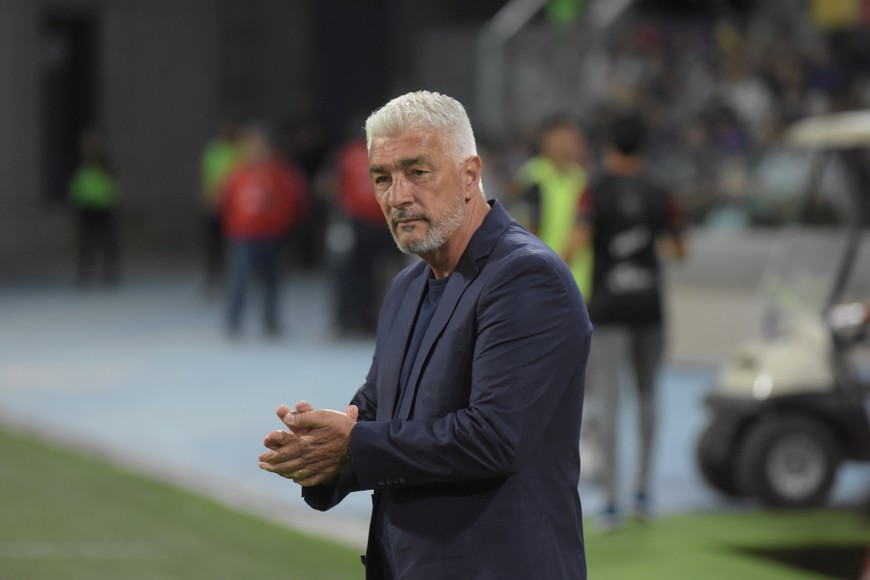 Omar De Felippe, el entrenador de un Central Córdoba que dio un viraje a tiempo, echó al colombiano que estaba y trajo un entrenador "saca puntos" que lo ha levantado. Crédito: Joaquín Camiletti