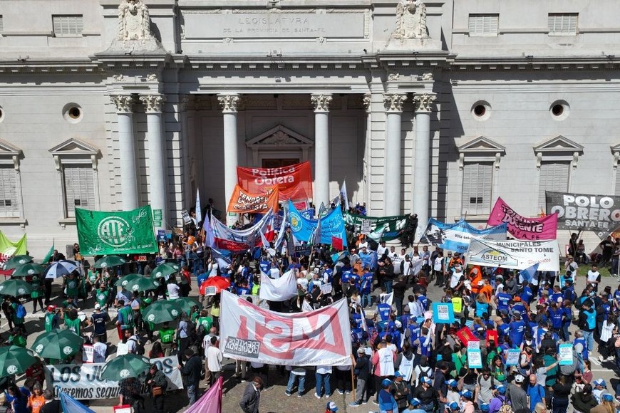 Las manifestaciones fuera de la Legislatura durante la sesión del 12 de septiembre. Foto: Fernando Nicola.
