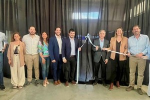 Autoridades en el corte de cinta.