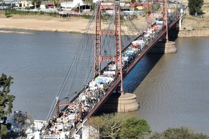 Inspectores municipales coordinan desvíos en Puente Oroño y Av. Alem. Foto: Fernando Nicola