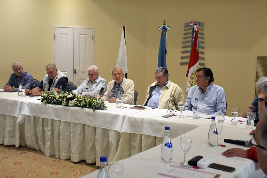 Históricos dirigentes peronistas de todo el país iniciaron en Santa Fe un debate sobre su futuro