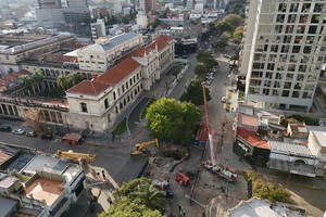 Bulevar. Esta imagen muestra la actual obra que se ejecuta en Pellegrini y 9 de Julio, a la que luego se le sumará la obra anunciada este jueves.

Fernando Nicola (archivo).