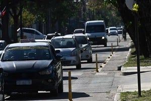 Fila india de vehículos, sin sobrepasos por la falta de espacio en la "nueva" Galicia. Foto: Flavio Raina.