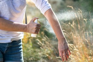 Anmat prohibió la comercialización de un repelente de mosquitos por distintas irregularidades.