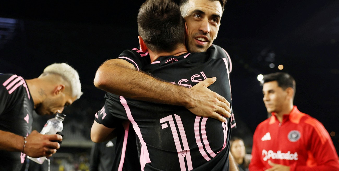 El abrazo entre Messi y Busquets, dos de los experimentados del equipo de Martino. Créditos: Trevor Ruszkowski-Imagn Images.
